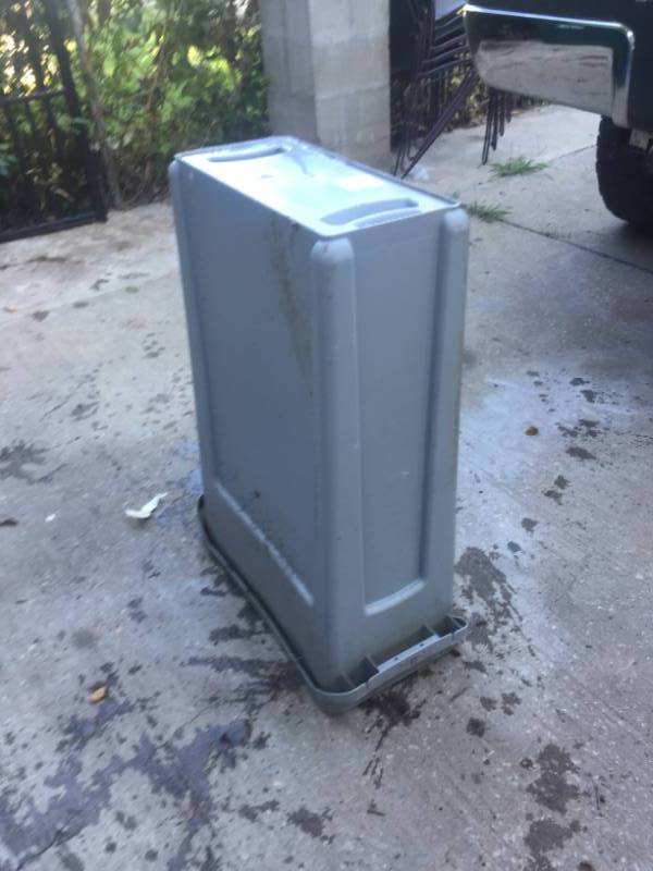 lot 1022 image: RECYCLE PLASTIC TRASH BIN