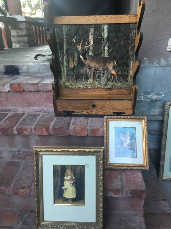 lot 1032 image: LOT OF PICTURE FRAMES