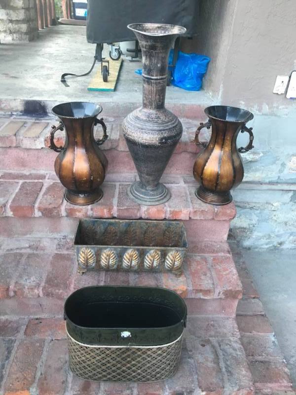 lot 1041 image: LOT OF OUTDOOR DECORS