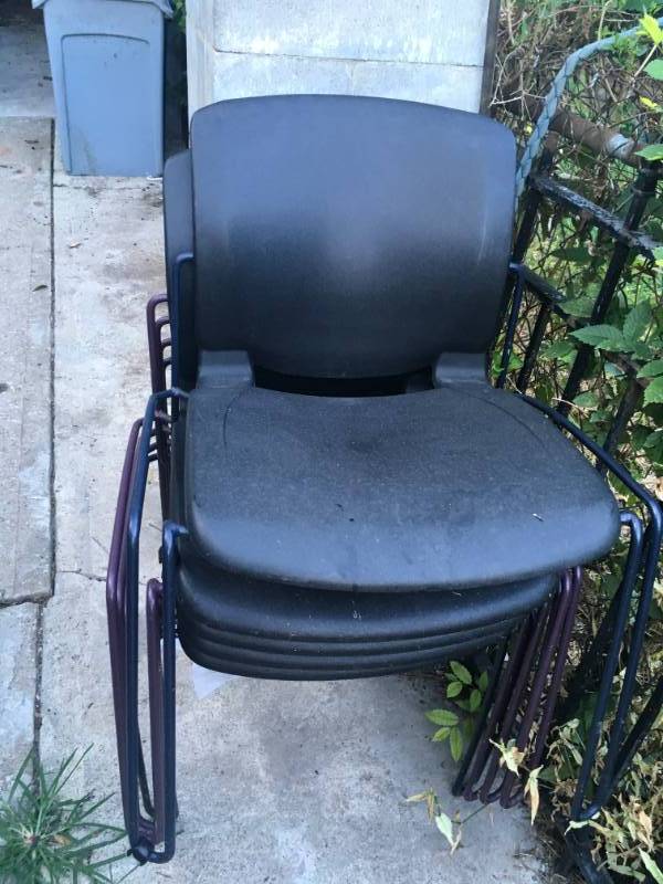 lot 1043 image: LOT OF METAL CHAIRS