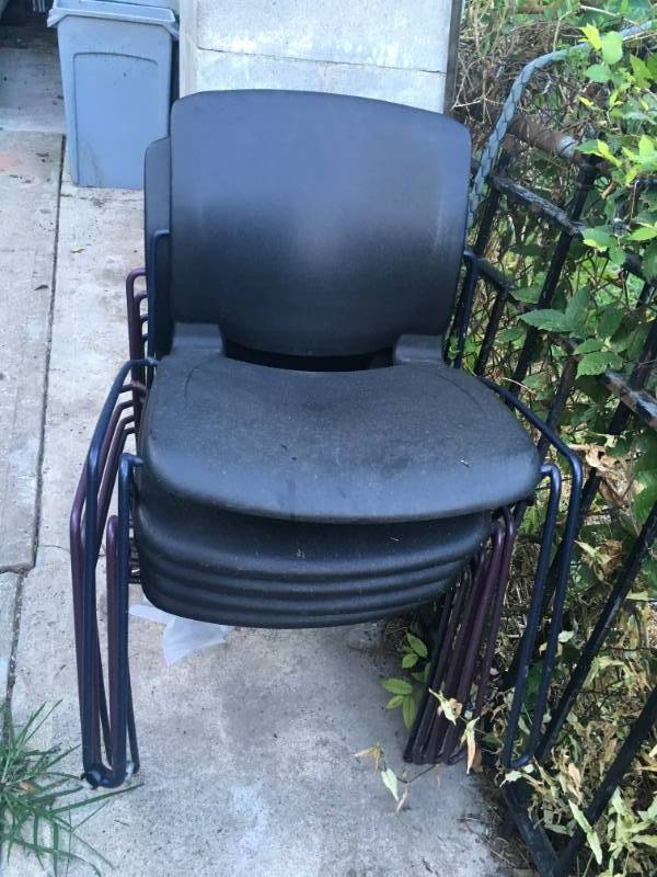 lot 1046 image: LOT OF METAL CHAIRS