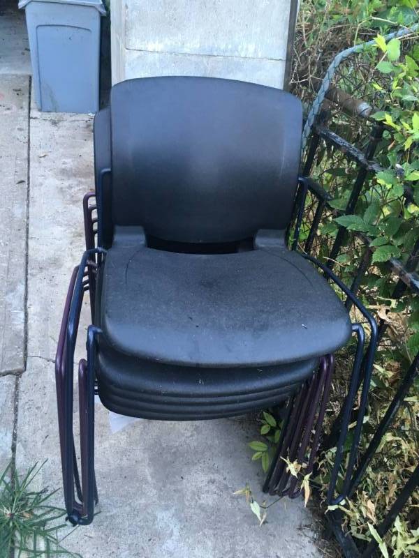 lot 1047 image: LOT OF METAL CHAIRS