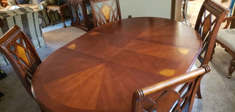 lot 1286 image: Wood Pedestal Dining Table with 2 Captain Chairs, 4 Side Chairs, and 1 Table Leaf