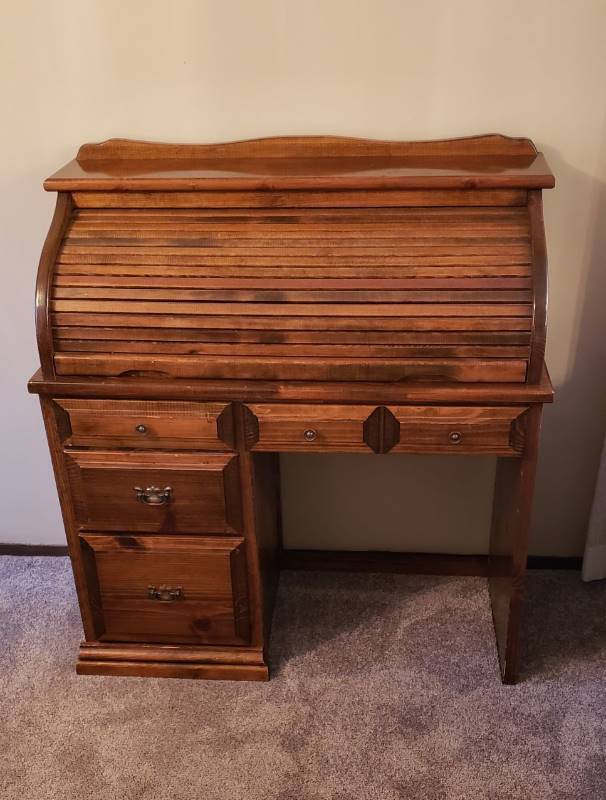lot 1289 image: Wood Roll Top Desk with 4 Drawers