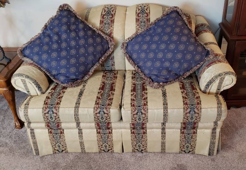 lot 1294 image: Loveseat by Clayton Marcus with 2 throw pillows