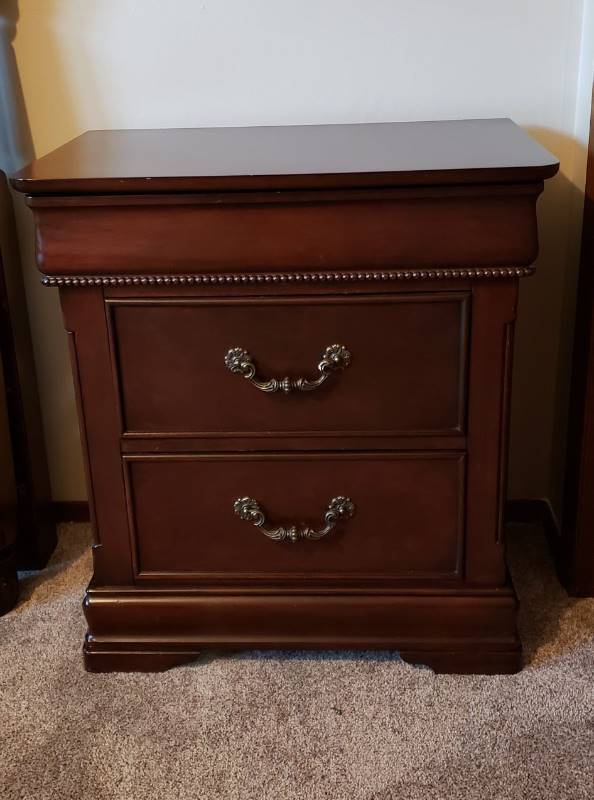 lot 1301 image: Davis Furniture 3 Drawer Dark Wood Nightstand