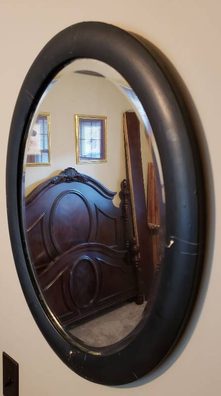 lot 1305 image: Vintage Oval Beveled Mirror
