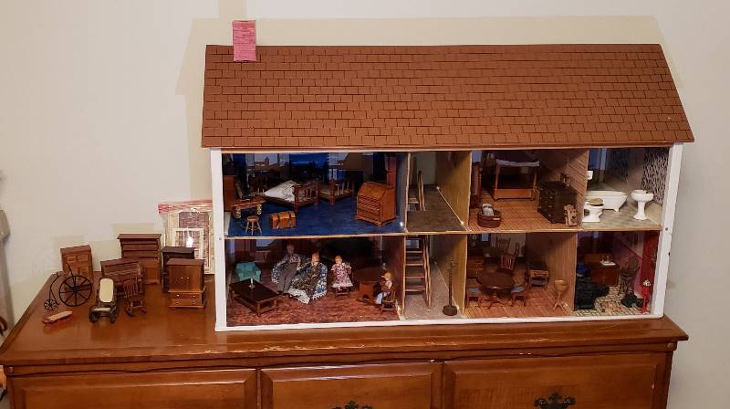 lot 1307 image: Large Vintage Doll House with Doll House Accessories