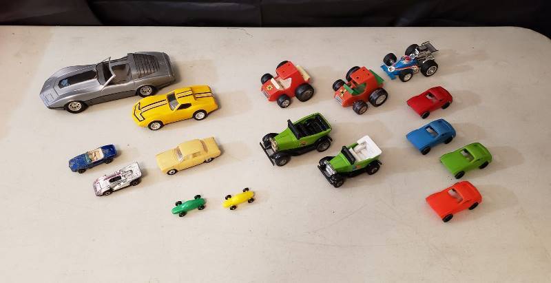 lot 1319 image: Lot of Vintage Toy Cars - Plastic and Metal (includes 2 Hot Sheels)