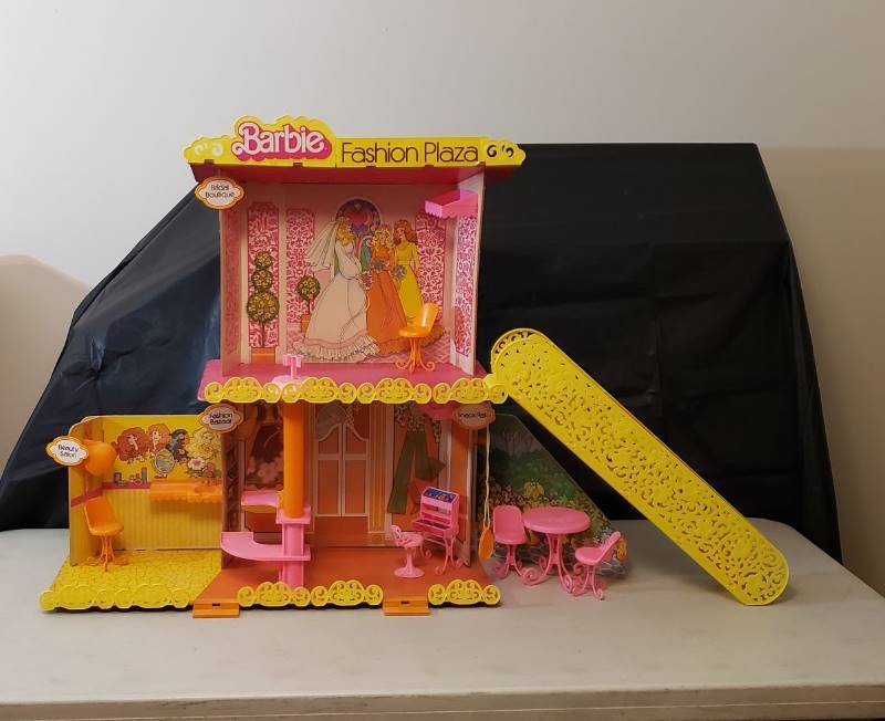 lot 1321 image: Vintage Barbie Fashion Plaza with Accessories