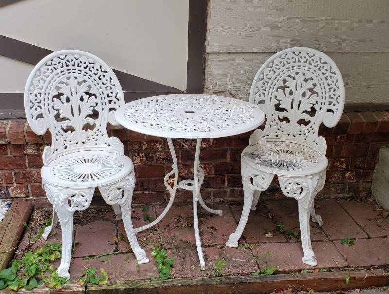 lot 1386 image: Cast Iron Legs with Aluminum Tops Patio Set