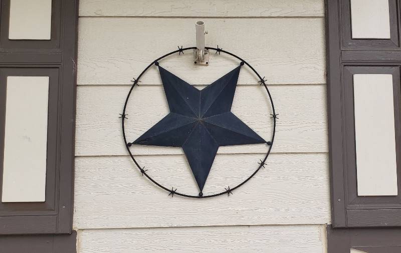 lot 1387 image: Barbwire Ring Star Decor 24