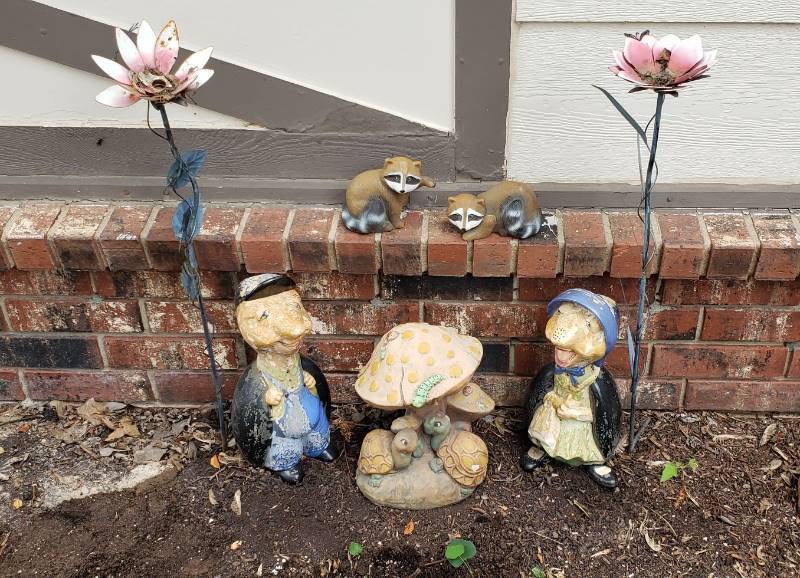 lot 1391 image: Lot of Outdoor Decor