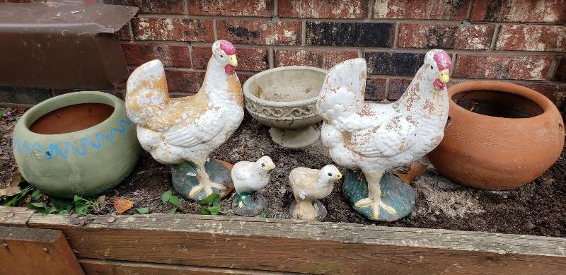 lot 1395 image: Lot of Yard Decor