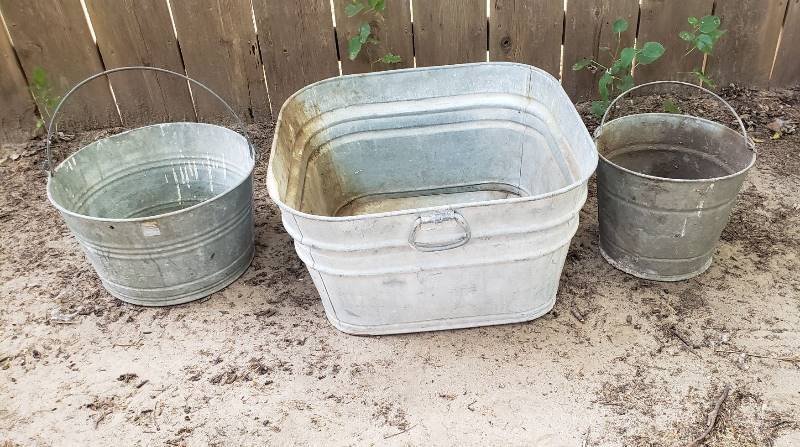 lot 1401 image: Lot of Galvanized Buckets