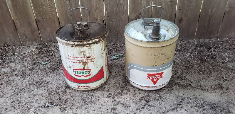 lot 1404 image: Vintage 5 Gallon Texaco and Conoco Cans