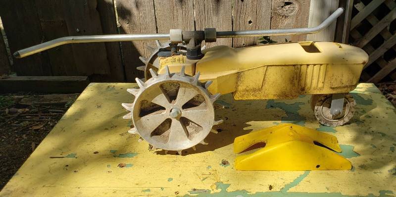 lot 1417 image: Better Homes & Garden Lawn Tractor Sprinkler with Hose Stopper - 20  Long