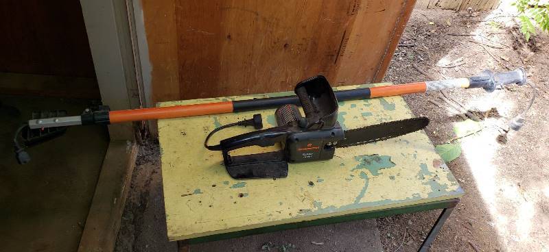 lot 1418 image: Remington Ranger Electric Pole Saw - RM1025P - Works - Pole will extend out further