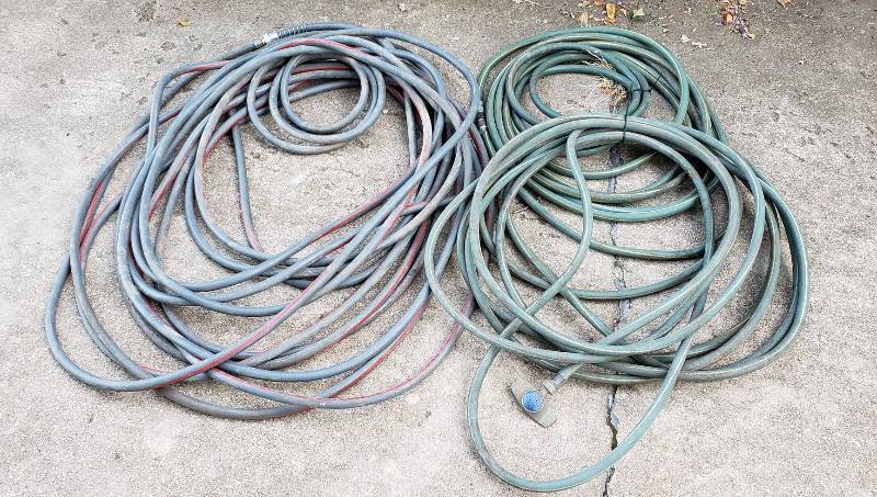 lot 1421 image: Lot of 4 Watering Hoses - Various Lengths