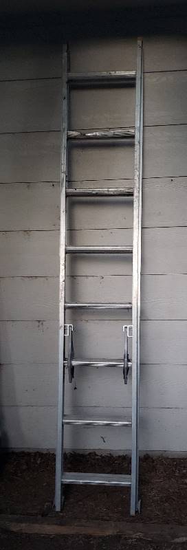 lot 1426 image: Aluminum Werner Job-Msster 16 Extension Ladder - minor damage to one rung
