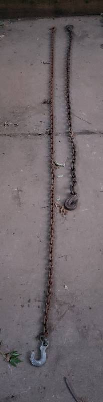 lot 1427 image: Lot of 2 Chains - 10 long and 7 long