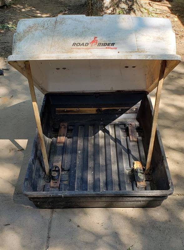 lot 1428 image: Road Rider Car Topper by Kar Rite - 38  x 52  x 18  with a pair of tie down straps
