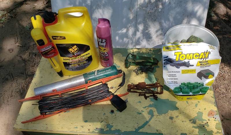lot 1432 image: Lot of Pest Control Items - Chemicals are nearly Full