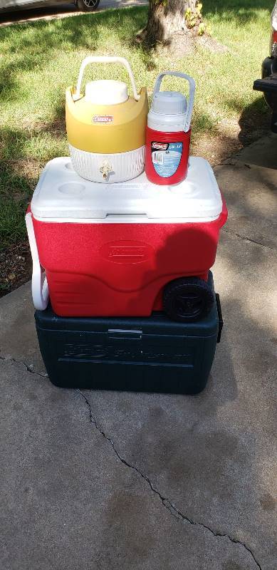 lot 1439 image: Lot of 4 Coleman Coolers Water Jugs