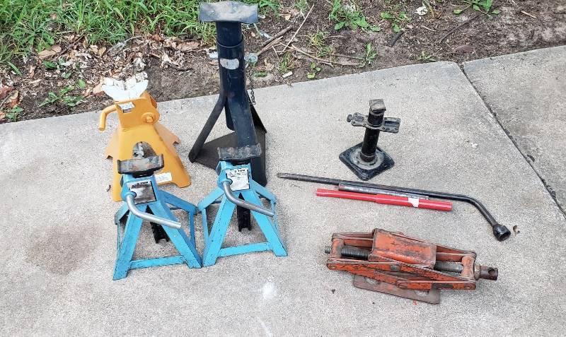 lot 1451 image: 2 Jacks and 4 Jack Stands
