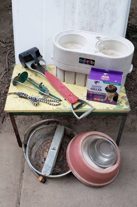 lot 1452 image: Lot of Pet Supplies for Dogs