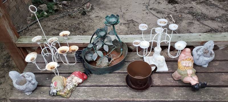 lot 1461 image: Lot of Decor