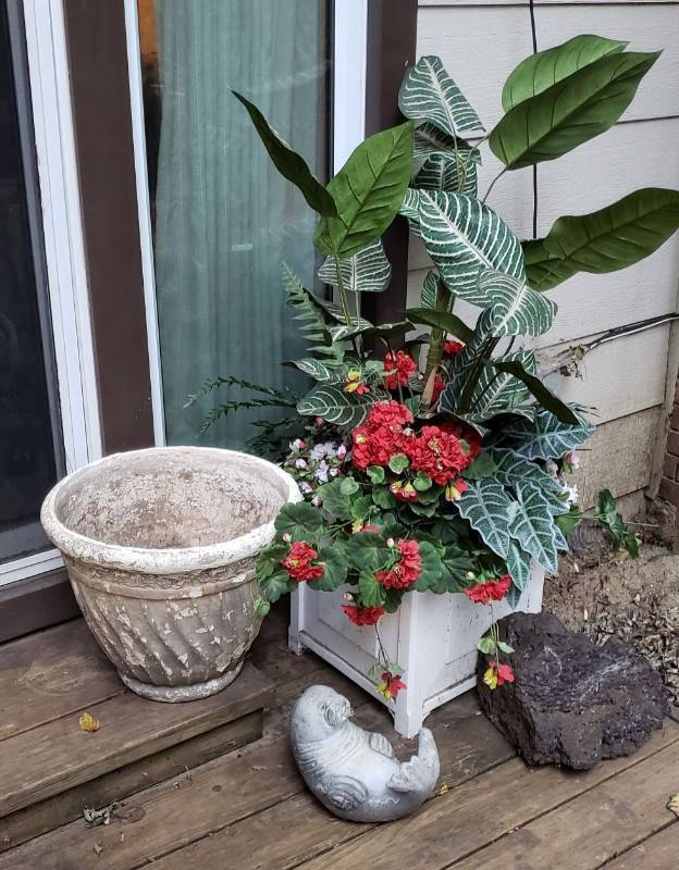 lot 1462 image: Lot of Outdoor Decor