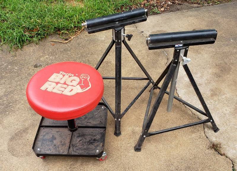 lot 1467 image: Pair of Iron Horse Board Stabilizers and Torin Big Red Roll Around Stool