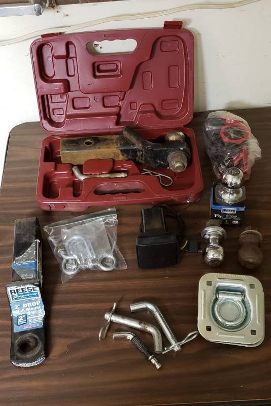 lot 1481 image: Lot of Hitch Items