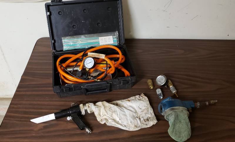 lot 1484 image: Lot of Air Operated Tools - Plastic Welding Kit, Spark Plug Cleaner, and other Tool