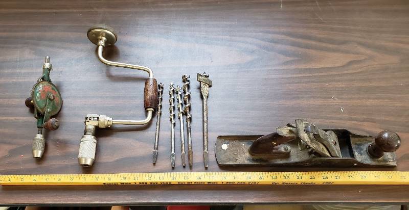 lot 1494 image: Lit if Vintage Woodworking Tools - Bed Rock No. 605 12 Planer, Stanley Drill with Bits, and Crank Drill