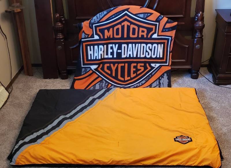 lot 1532 image: Harley-Davidson Nylon Comforter  Throw