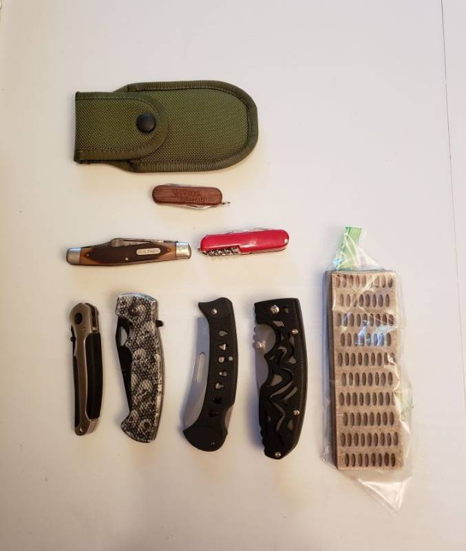 lot 1541 image: Lot of Folding Knives