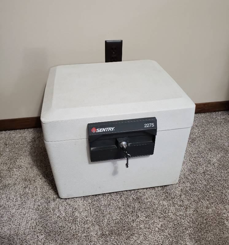 lot 1555 image: Sentry 2275 Safe with Keys