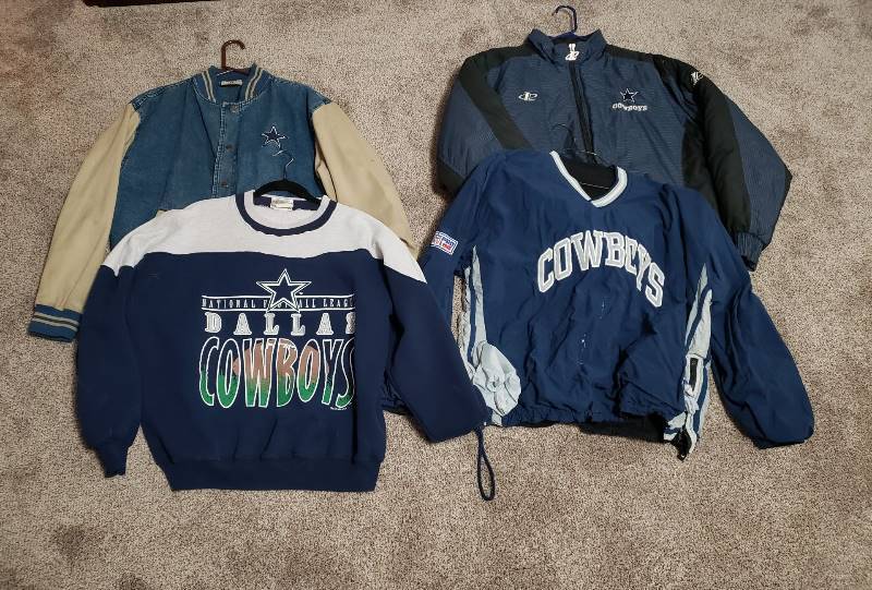 lot 1561 image: Lot of Vintage Cowboys Apparel - Coats and Sweatshirts