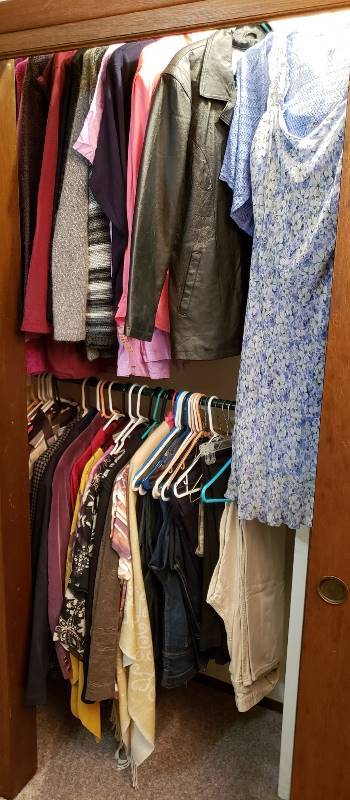 lot 1568 image: Lot of Plus Size Womens Clothing