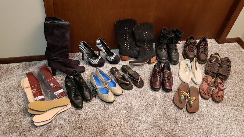 lot 1569 image: Lot of Womens Shoes, Boots, and Insoles - Size 10 & 11