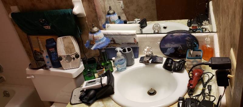 lot 1573 image: Lot of Mens Bathroom Items