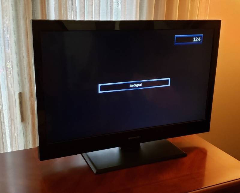 lot 1576 image: Emerson 31  Flatscreen Digital TV - powers on - no remote