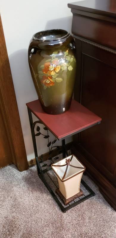 lot 1585 image: Accent Side Table, Lamp and Ceramic Vase