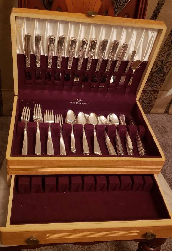 lot 1605 image: 73 Piece Set Oneida Prestige Flatware Gay Adventure Silver Plate with Box