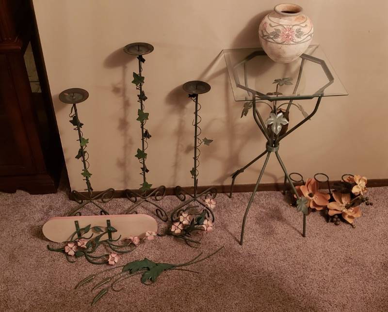 lot 1608 image: Lot of Ivy and Floral Home Decor