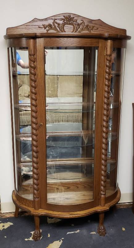 lot 1609 image: Vintage Lighted Curved Glass 5 shelf Curio - 39 12  x 16  x 70  - with key