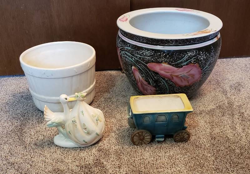 lot 1618 image: Lot of 4 Planters - white planter is McCoy