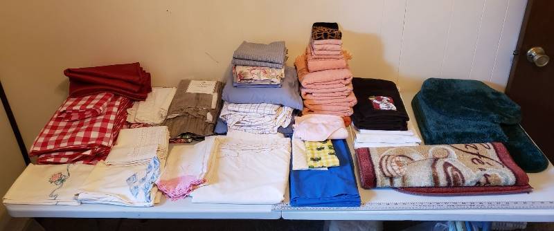 lot 1624 image: Lot of Linens and Some Home Decor